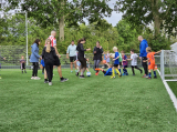 Laatste training S.K.N.W.K. JO7-1 (partijtje tegen de ouders) van maandag 27 mei 2024 (104/180)